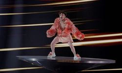 Eurovision'da birincilik LGBT’li Nemo’nun! Saten etek ve tüylü ceket giyen kazanıyor!