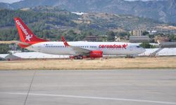Antalya'da ön lastiği patlayan uçak park yerine çekildi, pist yeniden uçak trafiğine açıldı