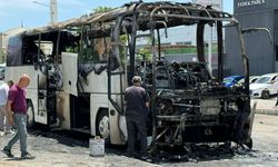 Antalya'da park halindeki otobüsü alevler sardı