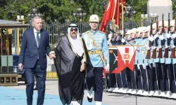 Kuveyt Emiri es-Sabah parlamentoyu feshetti, anayasayı askıya aldı