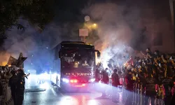 Galatasaraylı taraftarlar derbi sonrası Florya'ya akın etti: Takıma moral verdiler