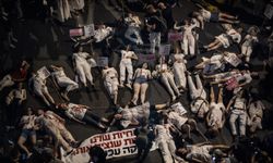 Tel Aviv'de on binler sokağa döküldü! Katil Netanyahu’nun istifasını istediler