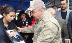 Şehit Mustafa Yaşar’ın cenaze törenine katılan Korgeneral Halis Zafer Koç acılı aileyi yanlız bırakmadı