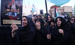 İran Cumhurbaşkanı Reisi için düzenlenen törende gözyaşları sel oldu