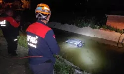 Su kanalına uçan araçta acı son! 2 genç kurtarılamadı...