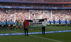 UEFA Şampiyonlar Ligi Finalinde sahaya soykırım protestosu
