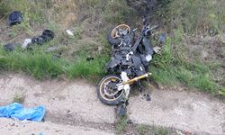 Seyir halindeki otomobile arkadan çarpan motosiklet sürücüsü öldü