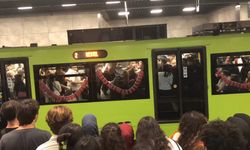 Metro vagonunu boks ringine çevirdiler