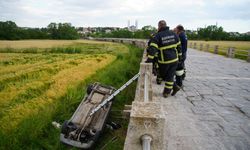 Alkollü sürücü tarihi köprüden böyle uçtu: 573 yıllık köprüye büyük zarar verdi