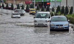 Karaman’da sağanak etkili oldu, araçlar yolda mahsur kaldı