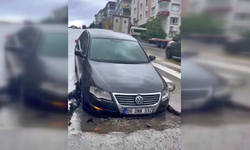 Ankara'da şiddetli yağış nedeniyle çöken yola otomobil böyle düştü