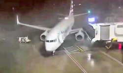 ABD'de etkili olan fırtına park halindeki yolcu uçağını böyle döndürdü
