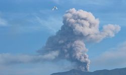 Endonezya'da bulunan Marapi Yanardağı kül püskürttü