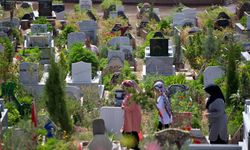 Deprem bölgesinde mezarlıklara hüzünlü ziyaret