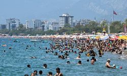 Antalya'da sahillerde bayram yoğunluğu devam ediyor