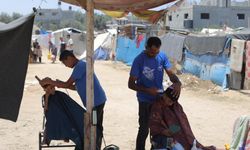 Filistinli berber, enkazın arasında mesleğini devam ettirmeye çalışıyor
