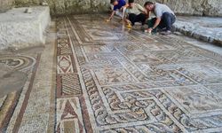 Temel kazısında bulunan Roma dönemi mozaikleri gün yüzüne çıkarılıyor