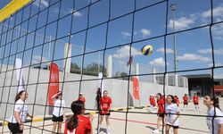 Türk, Yunan ve Alman öğrenciler voleybol dostluk maçı oynadı