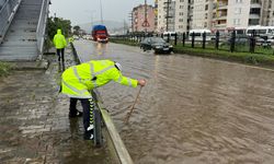 Rize'de sağanak yağış cadde ve sokakları göle döndürdü