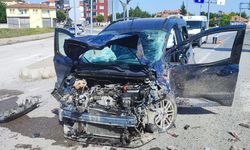 Tır otomobil ve hafif ticari araca çarptı: 5 yaralı