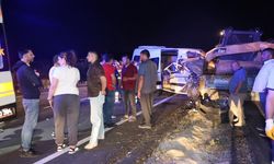 Nevşehir'de turistleri taşıyan minibüs traktör ile çarpıştı: 2'si ağır 10 yaralı