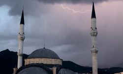 Yüksekova'da cami minareleri arkasında çakan şimşeklerden görsel şölen