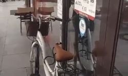 Bisikleti banka kapısına kilitledi! İçeridekiler mahsur kaldı