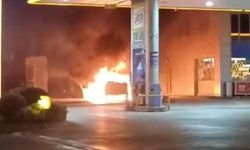 Akaryakıt istasyonunda araç alev alev yandı