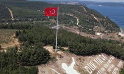 ’Dur Yolcu’ yazısının Türk bayrağı ve direği yenilendi