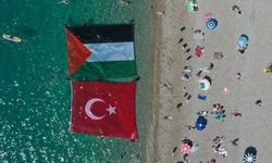 Antalya'da dalgıçlar denizde Türk ve Filistin bayrağı açtı