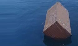 Yanlış yükleme yapılan gemideki konteynerler denize düştü