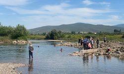 Serinlemek için girdiği suda can verdi