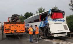 Emniyet şeridinde park halindeki yolcu otobüsüne tır arkadan çarptı