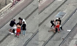 Tramvay yolunda kadınlar saç saça baş başa kavga ettiler