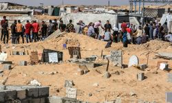 İsrail saldırılarından kaçan Gazzeliler mezarlıkta yaşıyor