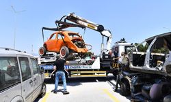 İzmir'de terk edilmiş hurda araçlar geri dönüşüme gönderiliyor