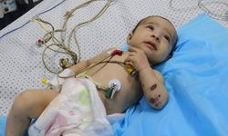 Ailesini saldırıda kaybeden Filistinli bebek, hastanede mücadele veriyor