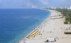 Antalya'da etkili olan aşırı sıcaklar sahilleri doldurdu