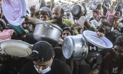 Yerinden edilmiş Filistinlilere yemek dağıtımı yapıldı