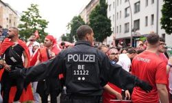 Berlin'de Türk taraftarların yürüyüşü durduruldu! Bazı taraftarlar gözaltına alındı
