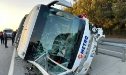 Uşak'ta yolcu otobüsü devrildi: Çok sayıda yaralı var