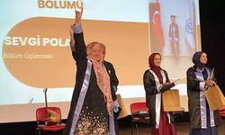 Üniversite diplomasını bozkurt işareti yaparak aldı