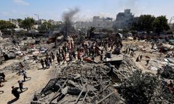 İsrail, Filistinlilerin toplandığı alanı vurdu! Ölüler var