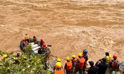 Nepal'de iki otobüs nehre yuvarlandı! En az 62 kişi kayboldu