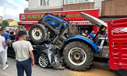 Freni boşalan traktör, başka aracın üstüne çıkarak durabildi!