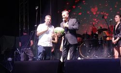 Rafet El Roman'dan sahnede karpuzlu performans