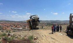 Kula’da moloz döken kamyon havada asılı kaldı