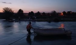 Pikniğe giden 11 kişilik aile Dicle Nehri’nde mahsur kaldı