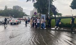 İstanbul'da sağanak yolları göle çevirdi