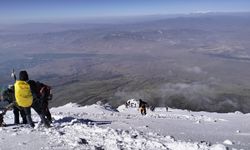 Ağrı Dağı'nda dağcılar kar ve fırtınaya aşarak zirveye ulaştı